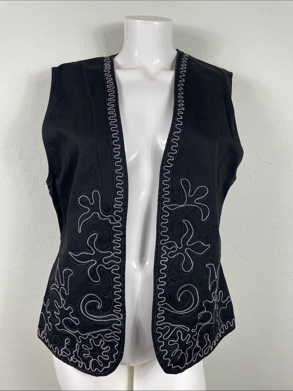 Chico's VINTAGE Black Sleeveless Embroidered Vest